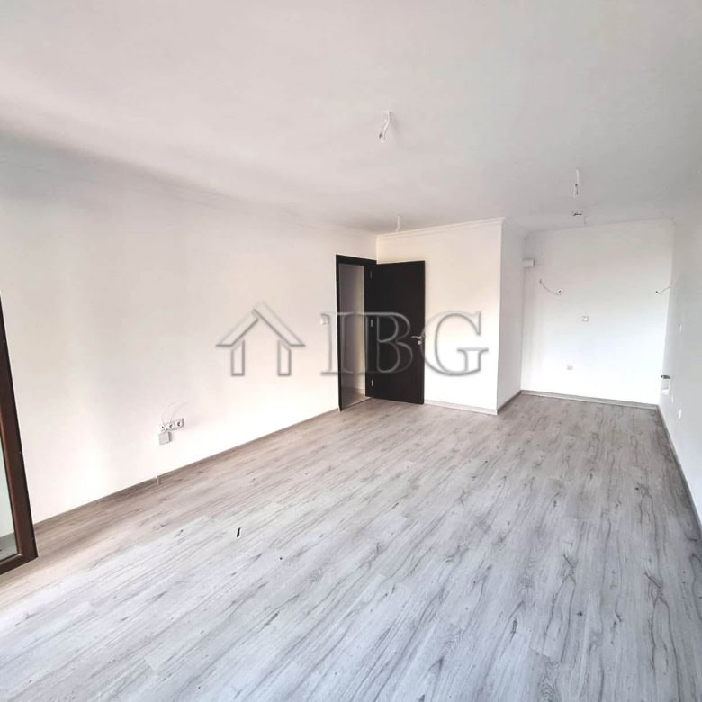 Bright 2-bedroom apartment with forest and partial sea views in Etara 4, Sveti Vlas.
