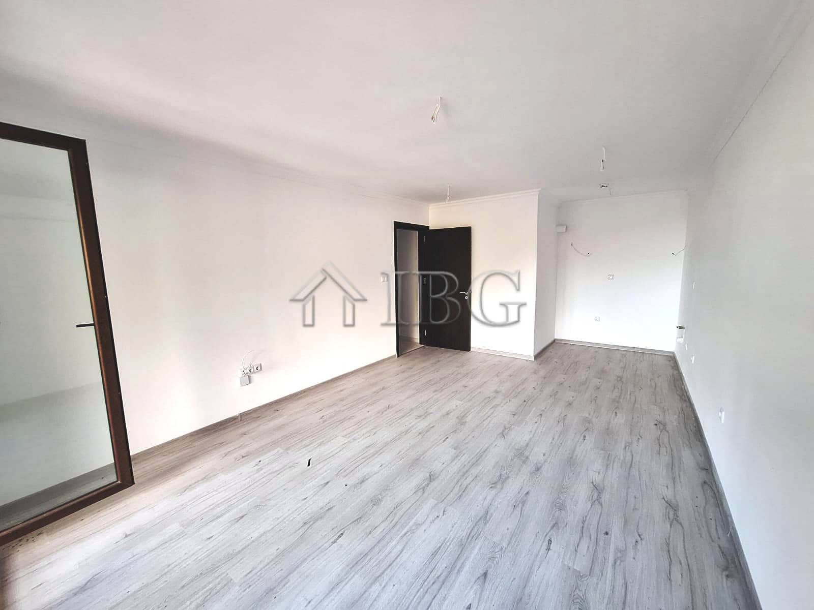 Bright 2-bedroom apartment with forest and partial sea views in Etara 4, Sveti Vlas.