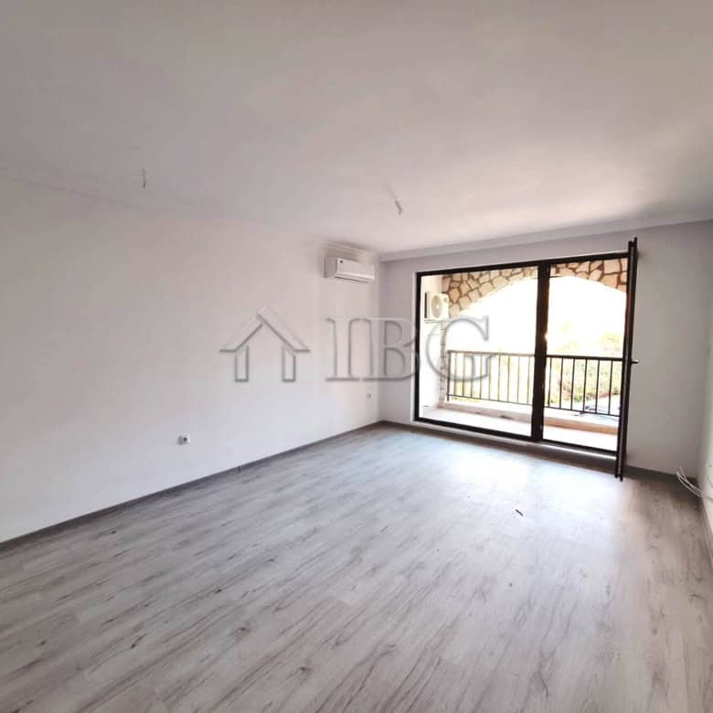 Bright 2-bedroom apartment overlooking forest and partial sea views in Sveti Vlas. Perfect for relax.