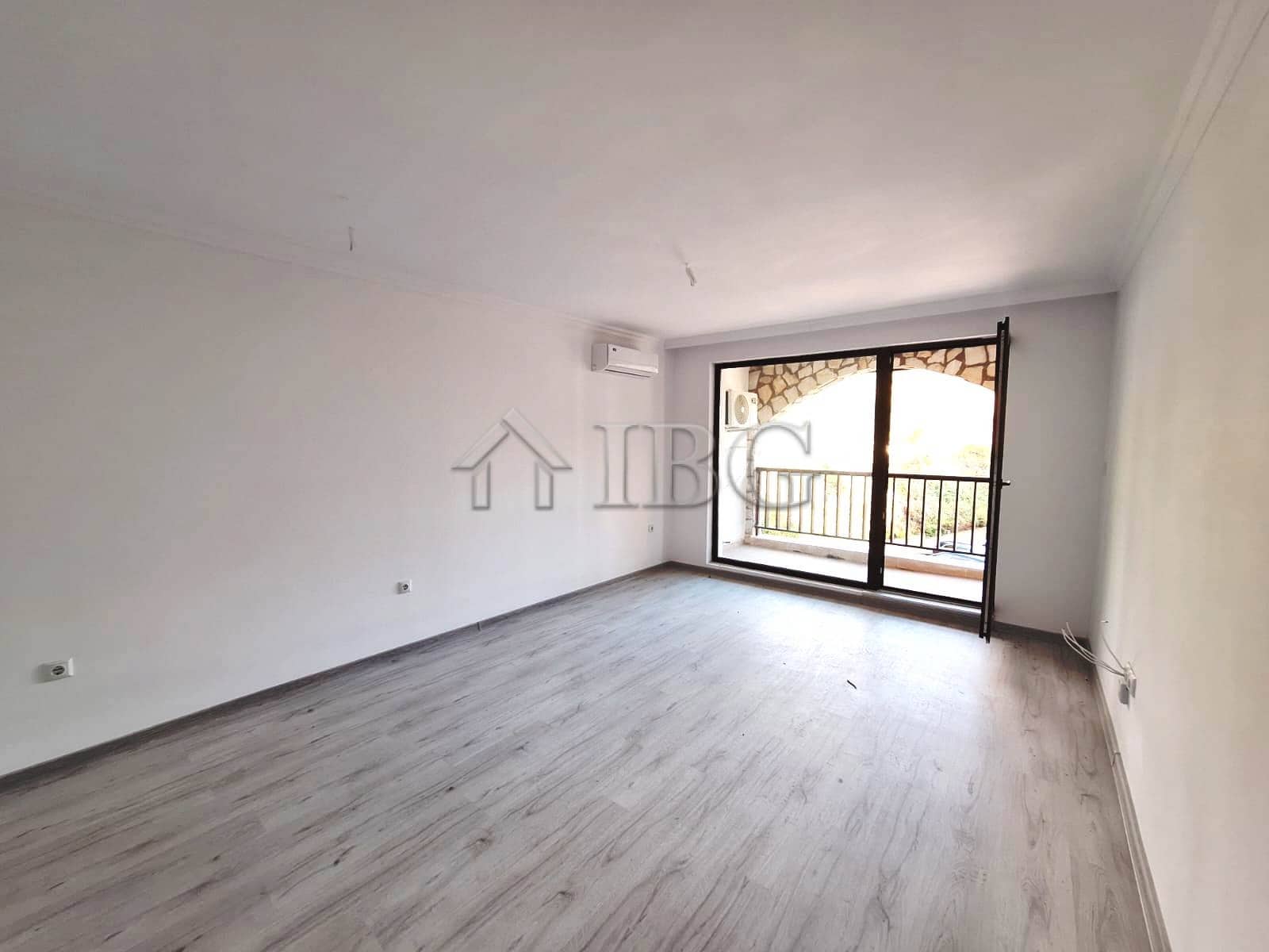 Bright 2-bedroom apartment overlooking forest and partial sea views in Sveti Vlas. Perfect for relax.