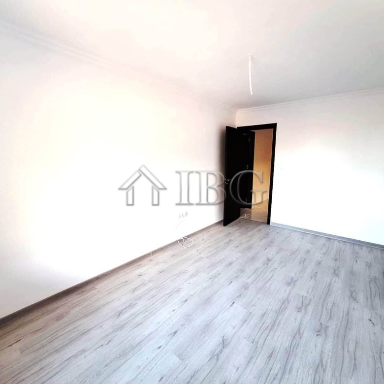 Bright 2-bedroom apartment with forest and partial sea views in Etara 4, Sveti Vlas. Perfect for inv.