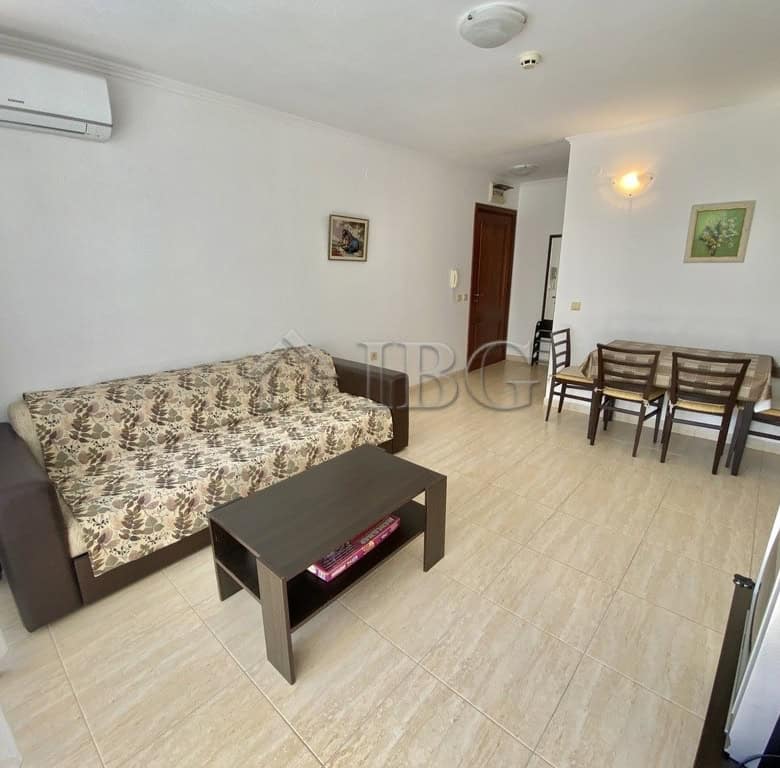 Spacious one-bedroom apartment with pool view in Etara 1, Sveti Vlas, offering comfortable living sp.