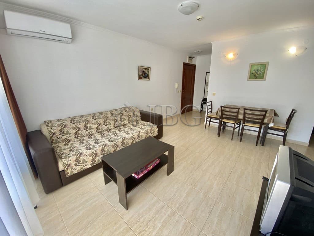 Spacious one-bedroom apartment with pool view in Etara 1, Sveti Vlas, offering comfortable living sp.