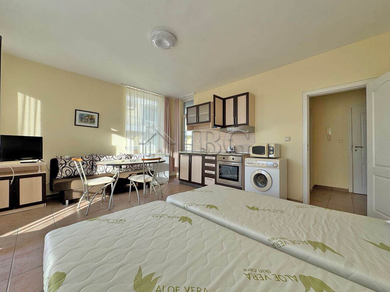 Bright apartment with modern kitchen and living area in Sunny Beach. Perfect for vacation or investm.