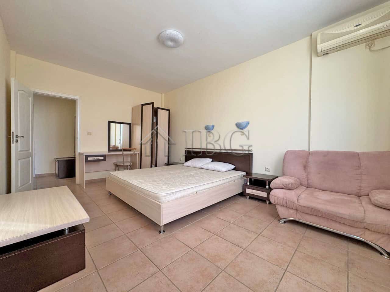 Comfortable 1-bedroom apartment for sale at Apart Hotel Favorit, Sunny Beach. Modern furnishings and.
