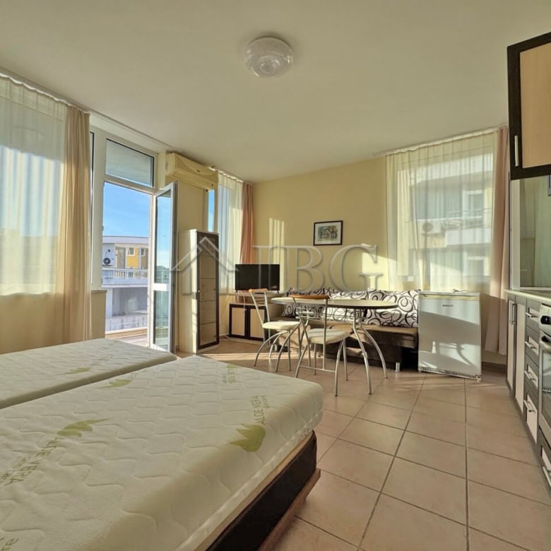 Bright 1-bedroom apartment with modern amenities in Apart Hotel Favorit, Sunny Beach.