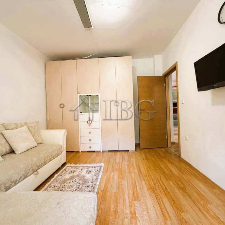 Bright 2-bedroom apartment overlooking park and tennis court.