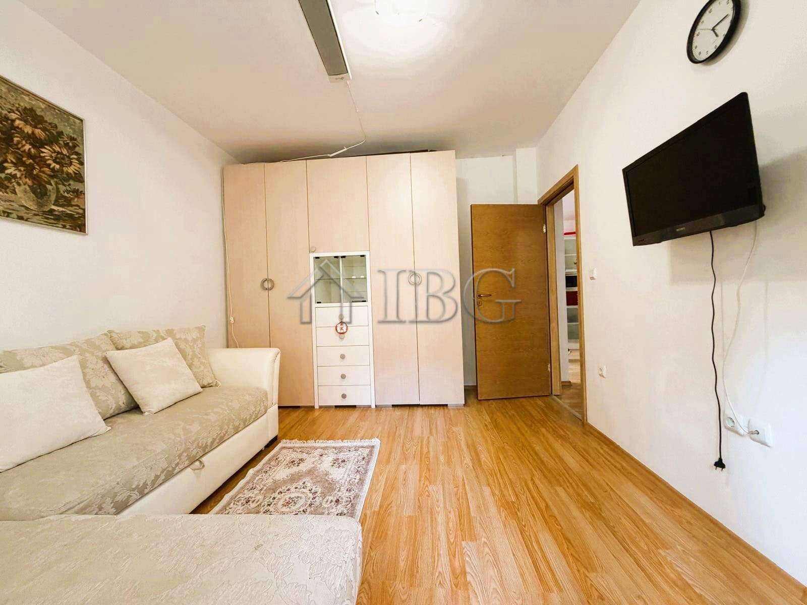 Bright 2-bedroom apartment overlooking park and tennis court.