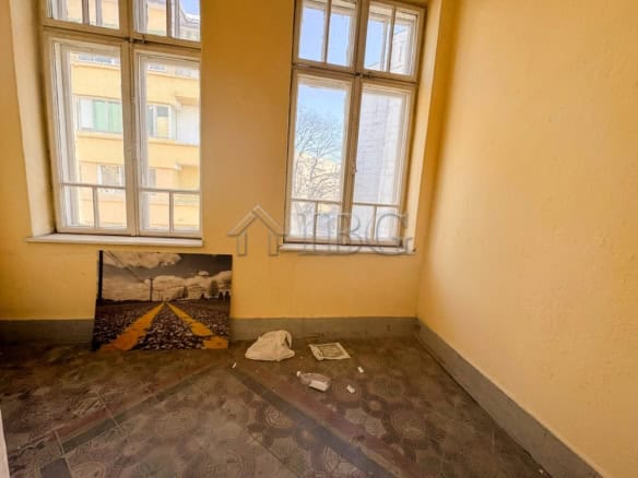 Office space available for rent in the heart of Ruse city. Ideal for small businesses or startups se.