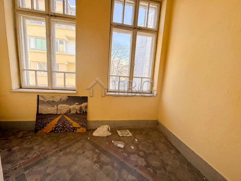 Office space available for rent in the heart of Ruse city. Ideal for small businesses or startups se.