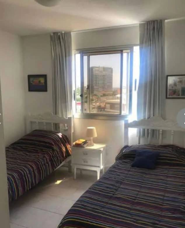 Bright apartment with two single beds and a large window in La Pastora, Punta del Este, offering sce.