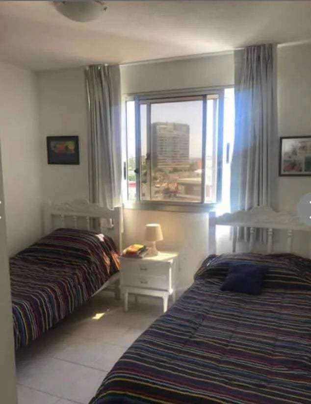 Bright apartment with two single beds and a large window in La Pastora, Punta del Este, offering sce.