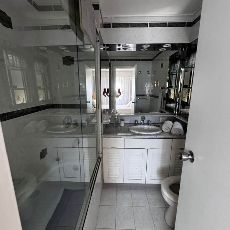 Bathroom with shower, sink, and toilet in Punta del Este property listing.