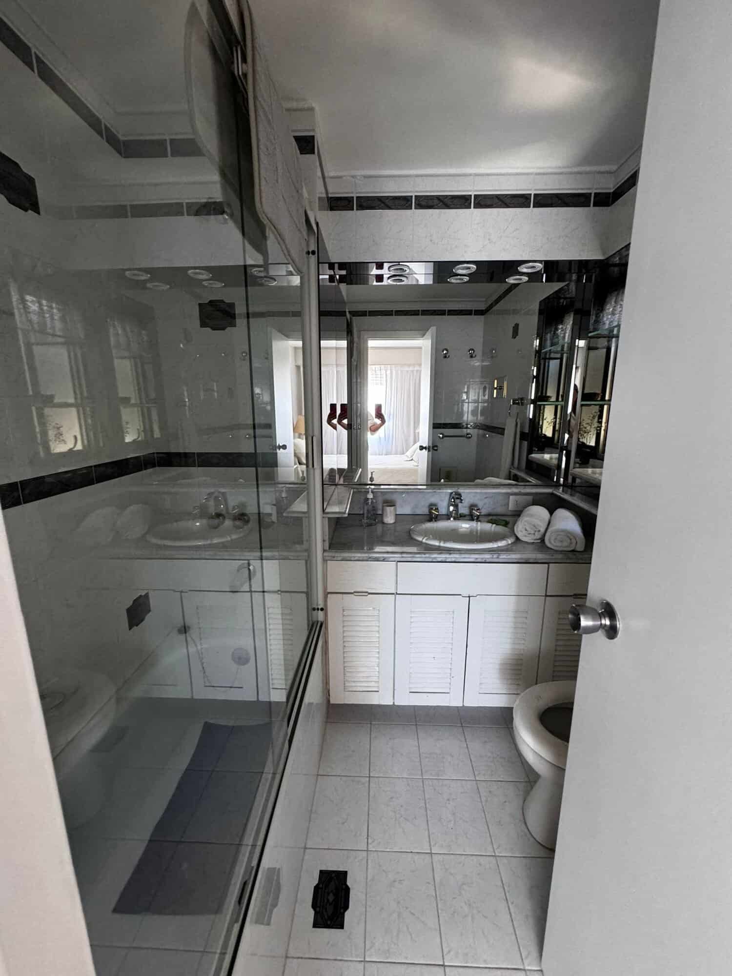 Bathroom with shower, sink, and toilet in Punta del Este property listing.