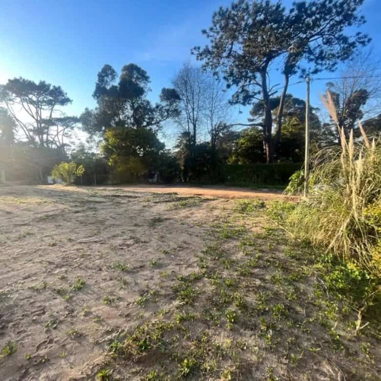 Building lot for sale near Punta del Este golf course in Maldonado, ideal for custom home developmen.