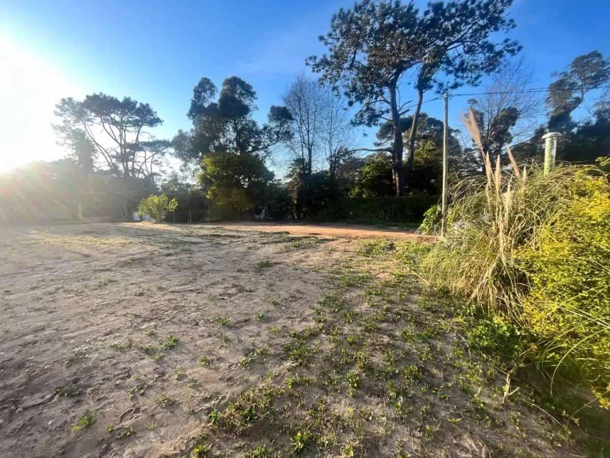 Building lot for sale near Punta del Este golf course in Maldonado, ideal for custom home developmen.