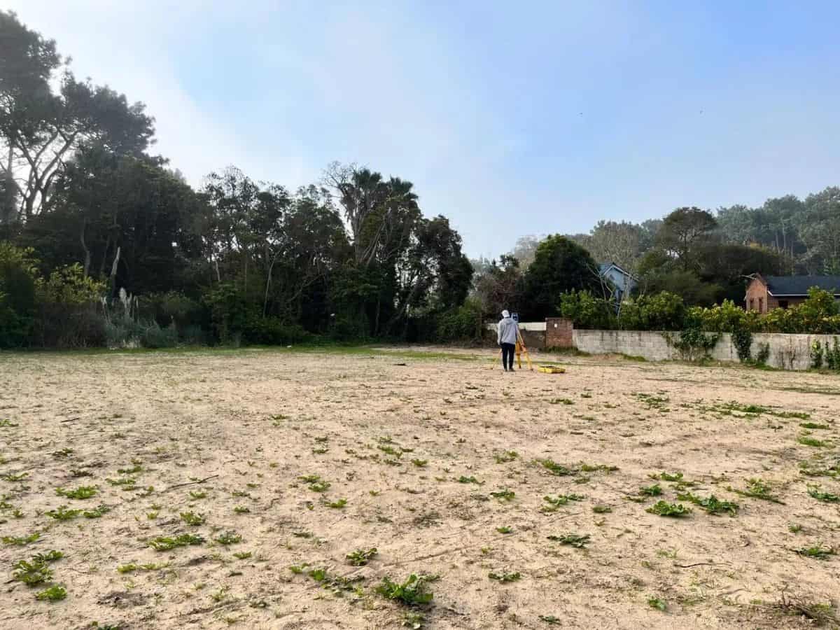 Building lot for sale near Punta del Este golf course in Maldonado. Ideal for constructing your drea.