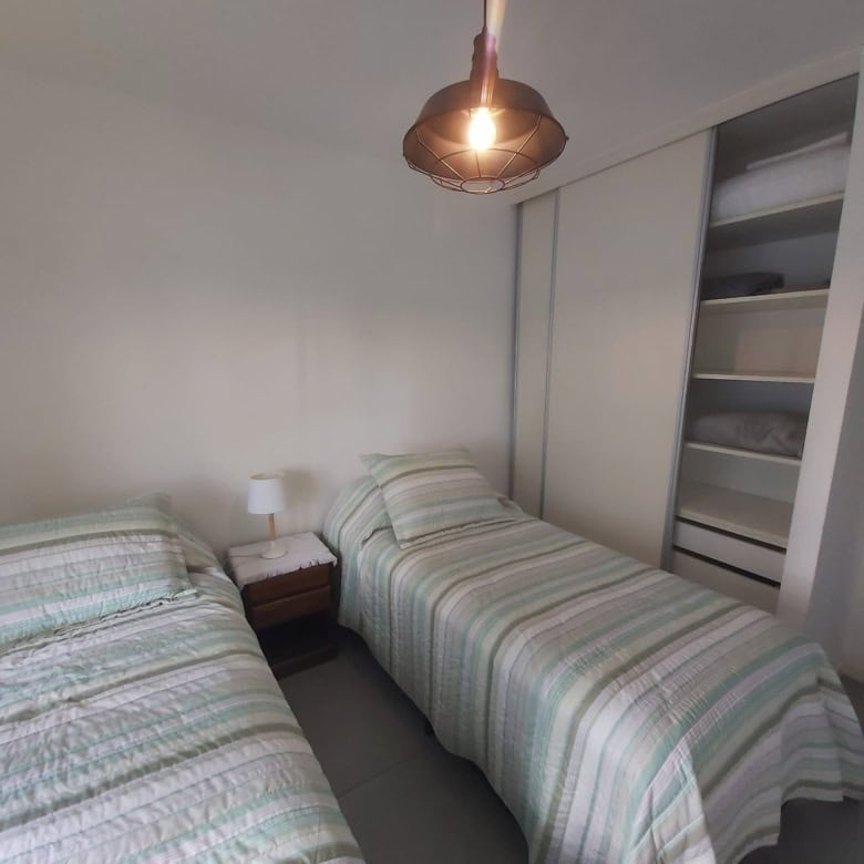 Bright bedroom with two single beds and built-in closet in Punta del Este.
