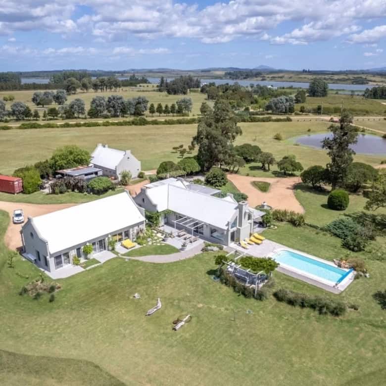Spacious country house with pool and scenic landscape in Punta Ballena, Maldonado.