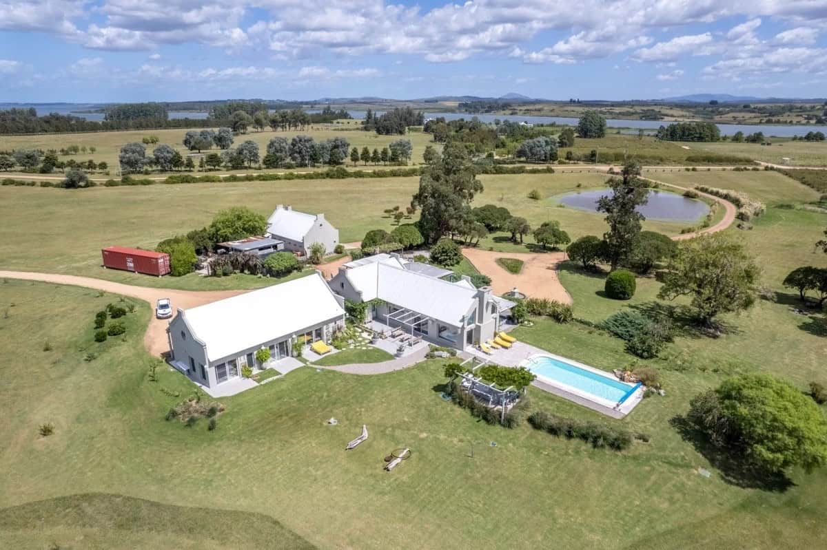 Spacious country house with pool and scenic landscape in Punta Ballena, Maldonado.