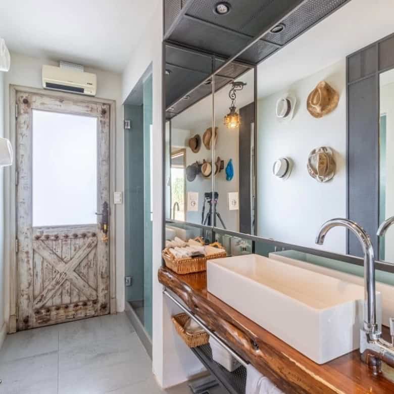 Charming country house in Punta Ballena with rustic decor and modern amenities for sale.