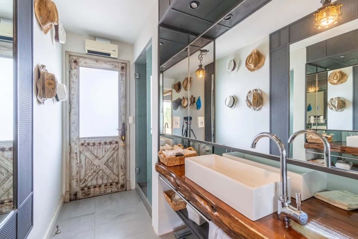 Charming country house in Punta Ballena with rustic decor and modern amenities for sale.