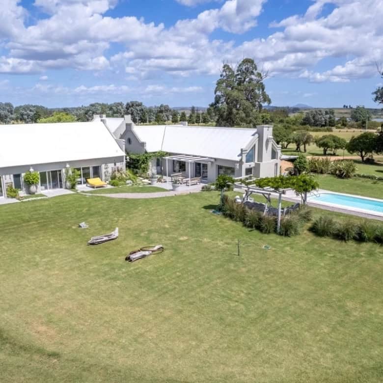 Spacious country house with modern design, large garden, and swimming pool in Punta Ballena, Maldona.