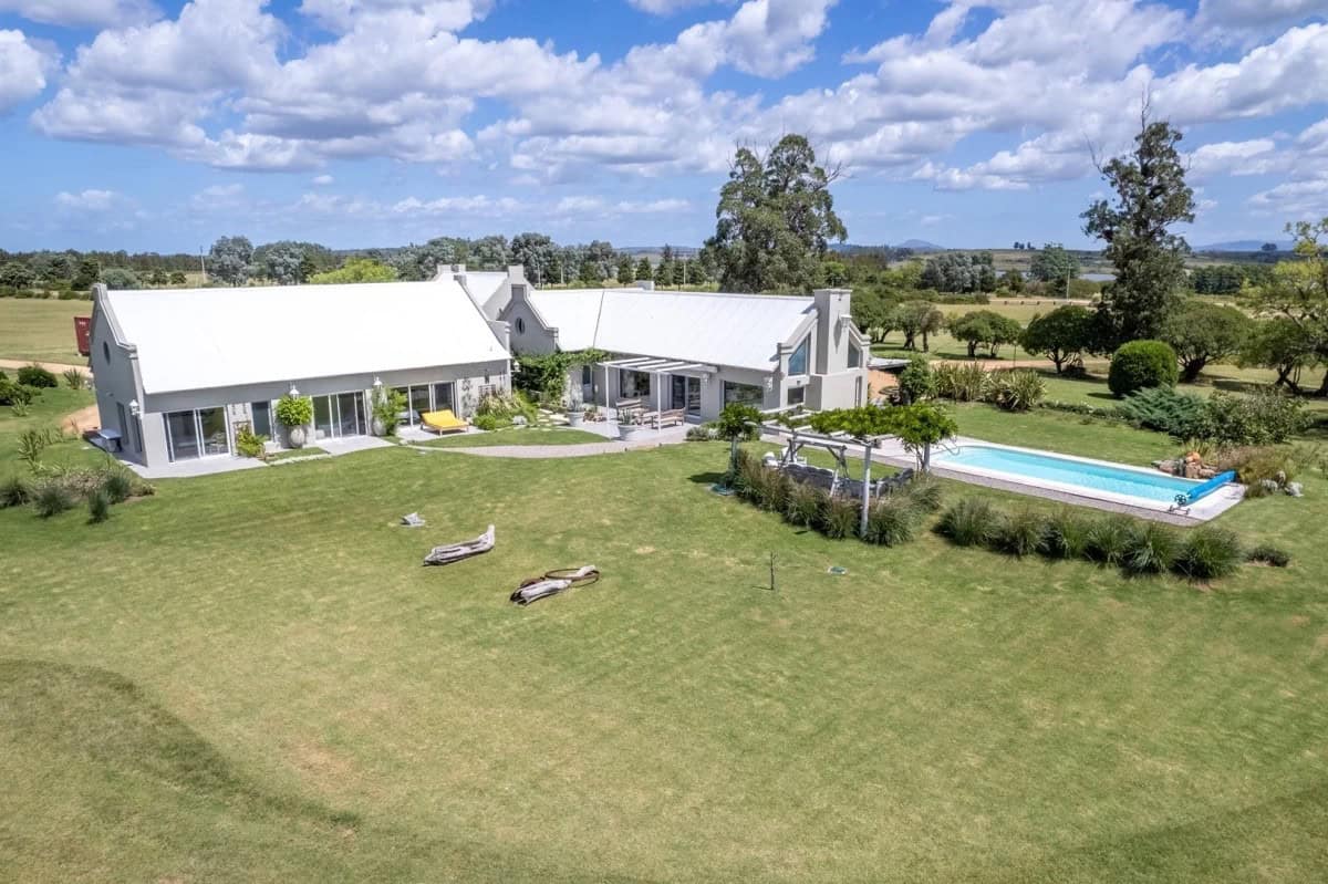 Spacious country house with modern design, large garden, and swimming pool in Punta Ballena, Maldona.
