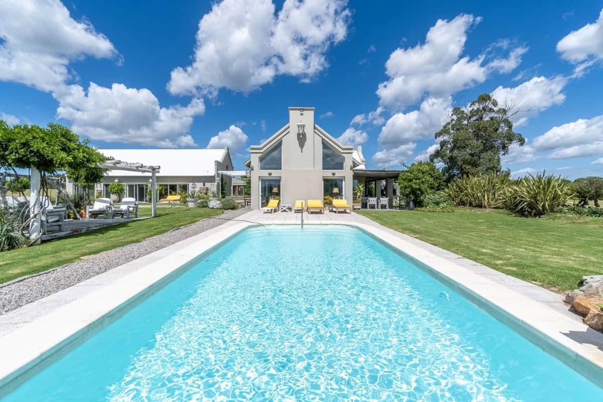 Elegant country house for sale in Punta Ballena, Maldonado, featuring a private pool and spacious ou.