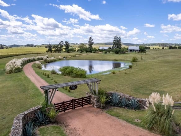Beautiful rural property with pond and lush landscape in Punta Ballena, Maldonado. Ideal for peacefu.