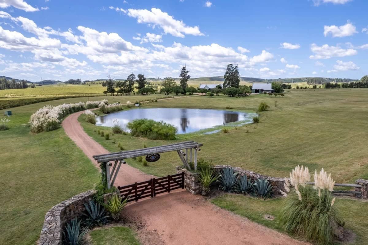 Beautiful rural property with pond and lush landscape in Punta Ballena, Maldonado. Ideal for peacefu.