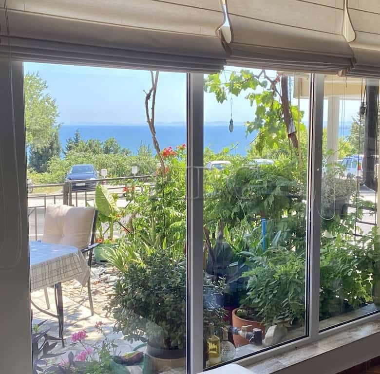 Sea view apartment with 3 bedrooms and 2 bathrooms in Sveti Vlas, no maintenance fee.