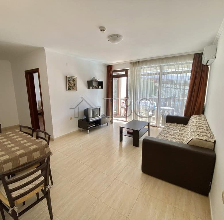 Comfortable one-bedroom apartment overlooking the pool in Sveti Vlas. Modern furnishings and bright.