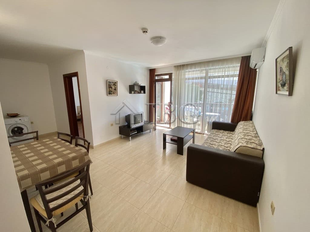 Comfortable one-bedroom apartment overlooking the pool in Sveti Vlas. Modern furnishings and bright.