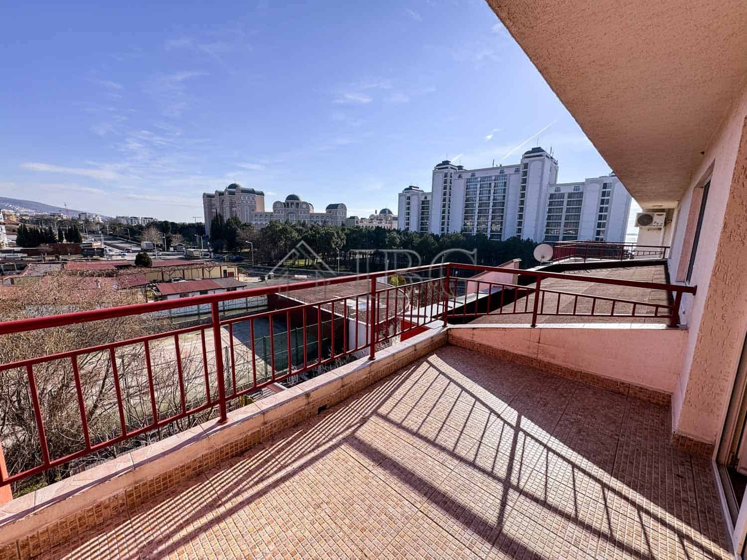 Modern apartment with balcony overlooking Sunny Beach and the Black Sea. Perfect for comfortable sea.