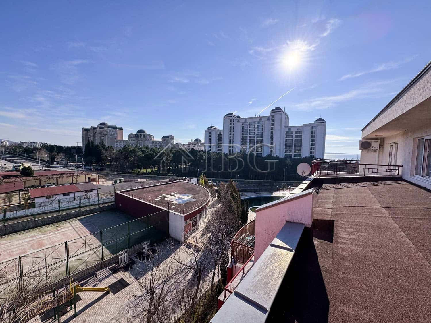 Bright apartment with 2 bedrooms and 2 bathrooms overlooking the sea in Green Fort, Sunny Beach. Mod.