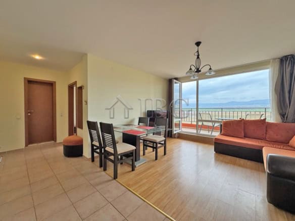 Spacious 1-bedroom apartment featuring modern furnishings and a balcony overlooking the sea at Holid.