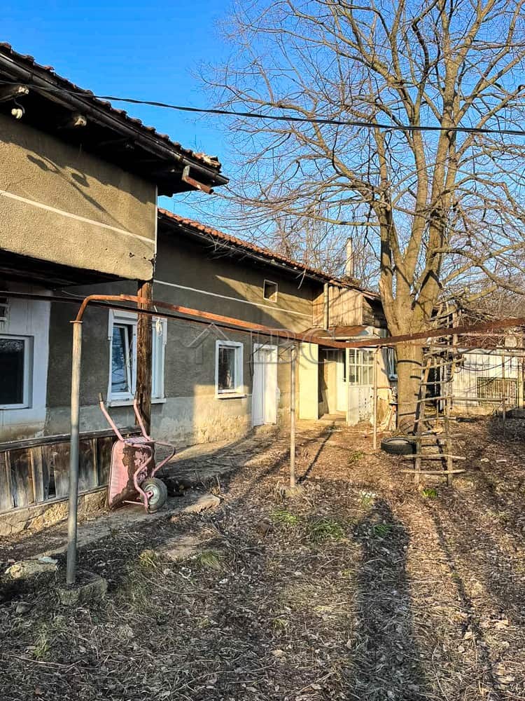 House at Brestovitsa Village with Large Garden and Outbuildings House at Brestovitsa Village with Large Garden, Garage, and Outbuildings.