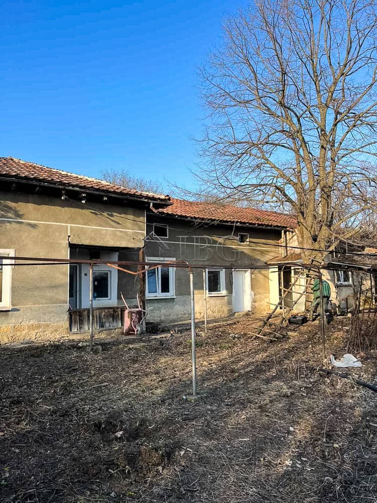 House at Brestovitsa Village with Large Garden and Outbuildings House at Brestovitsa Village with Large Garden, Garage, and Outbuildings.