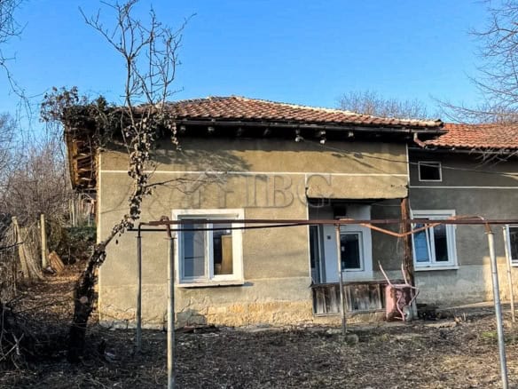House at Brestovitsa Village with Large Garden, Garage, and Outbuildings for Sale.
