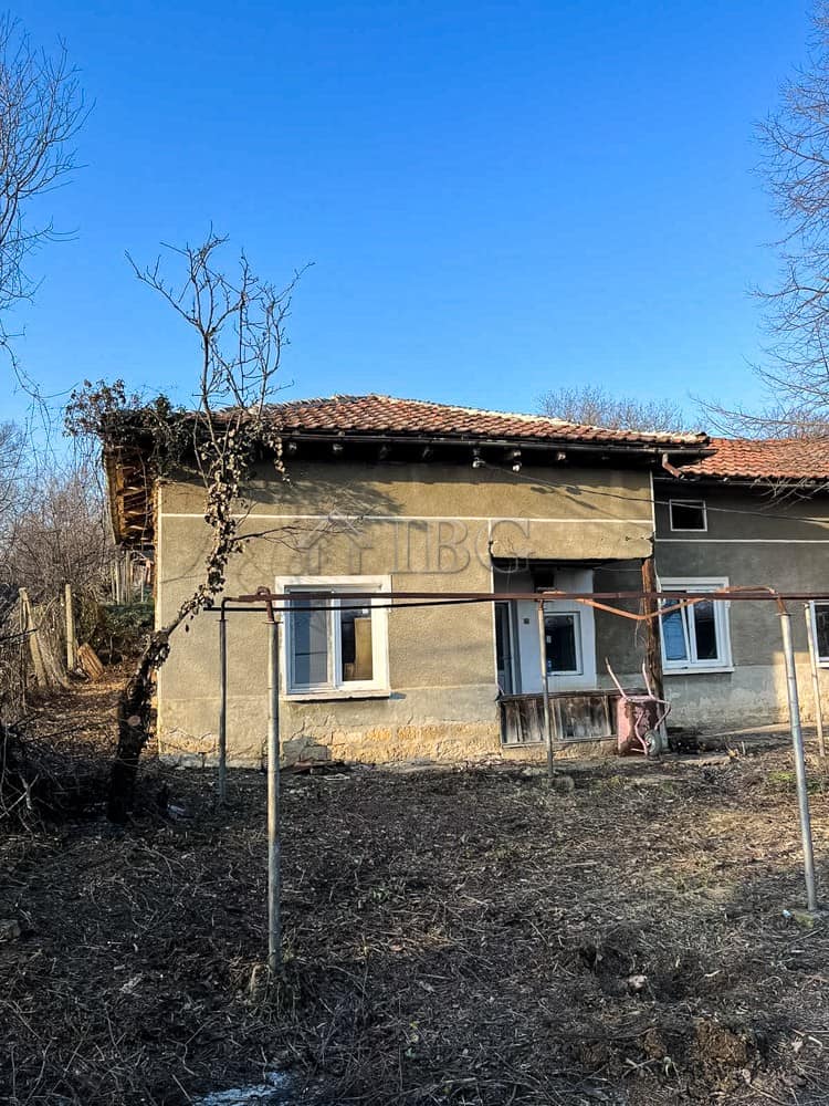 House at Brestovitsa Village with Large Garden, Garage, and Outbuildings for Sale.