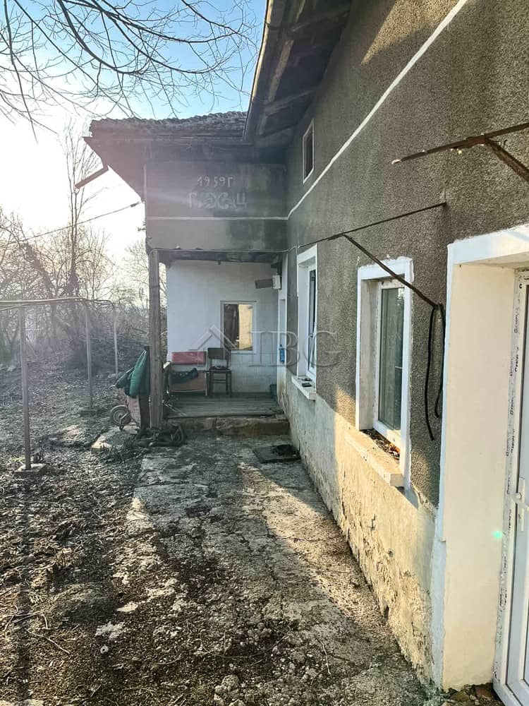 House at the Edge of Brestovitsa Village, Ruse Area – Large Garden, Garage and Outbuildings House exterior with a large garden, garage, and outbuildings in Brestovitsa village, Ruse area.