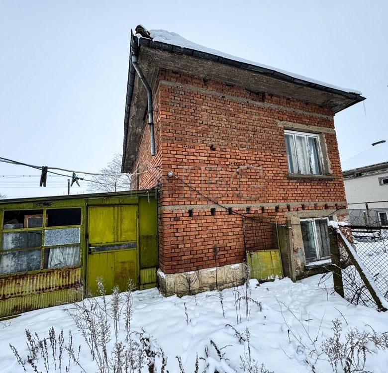 House for sale in Shtraklevo Village, Ruse area, featuring a large garden and brick construction.