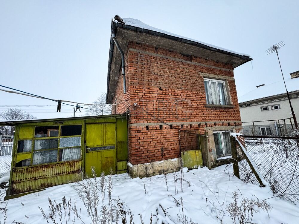 House for sale in Shtraklevo Village, Ruse area, featuring a large garden and brick construction.