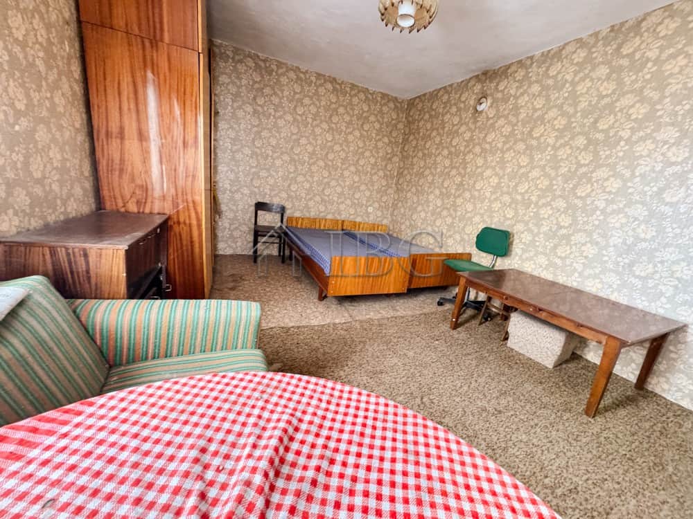 Interior of a 3-bedroom house with vintage furniture and patterned wallpaper in Shtraklevo Village.