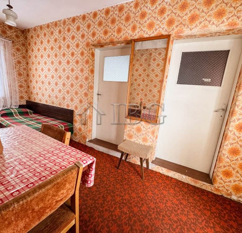 Charming 3-bedroom house for sale in Shtraklevo Village, featuring a large garden and vintage interi.