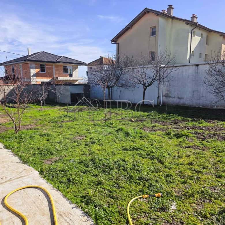 Spacious garden of a detached house just 7 km from Sunny Beach with lush greenery and fruit trees.