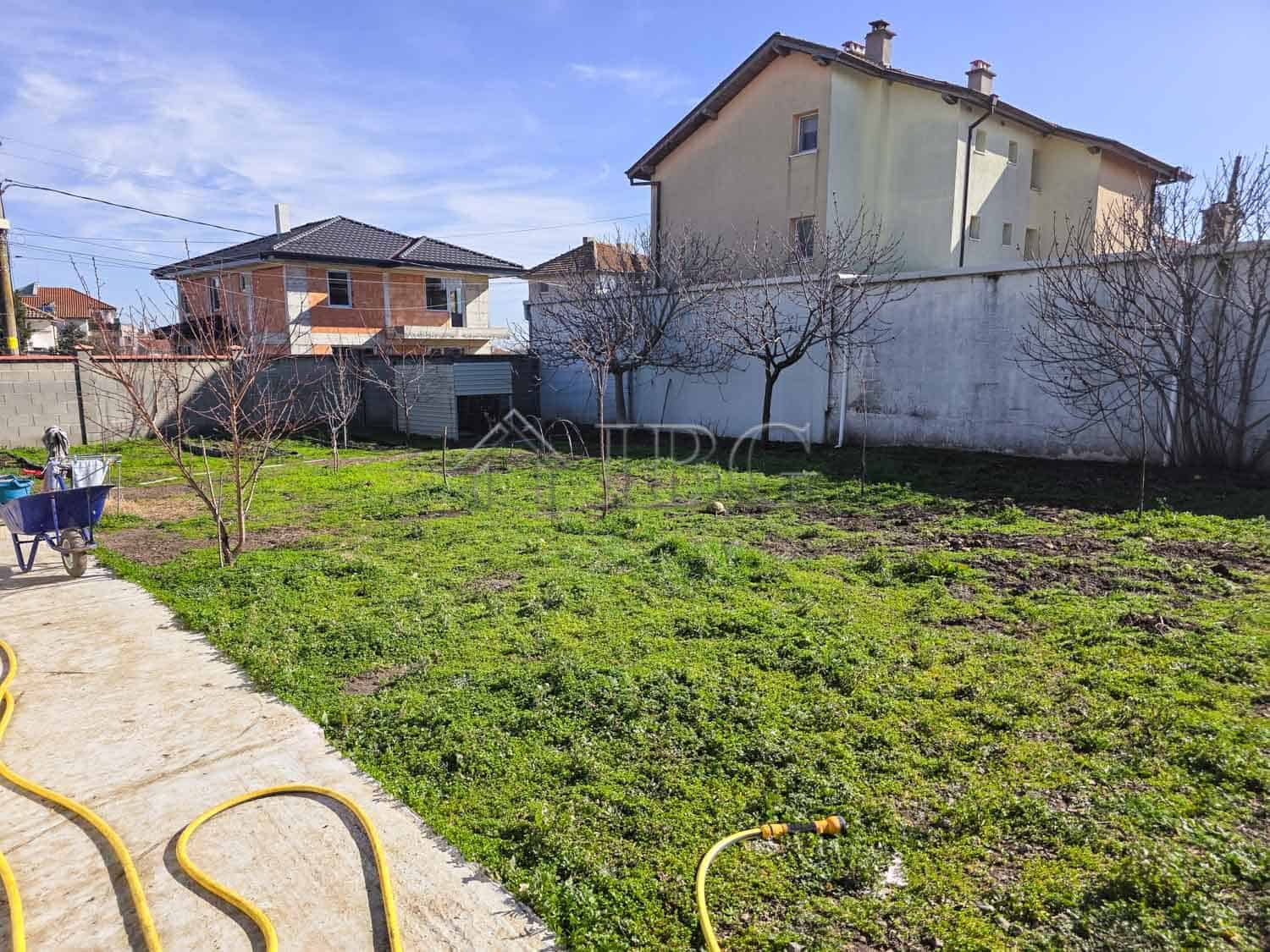 Spacious garden of a detached house just 7 km from Sunny Beach with lush greenery and fruit trees.
