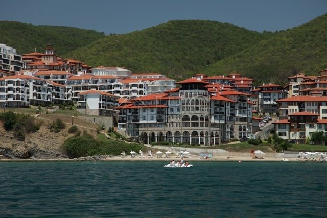 Apartment with pool view in Sveti Vlas, Etara 1 complex, offering stunning seaside scenery.