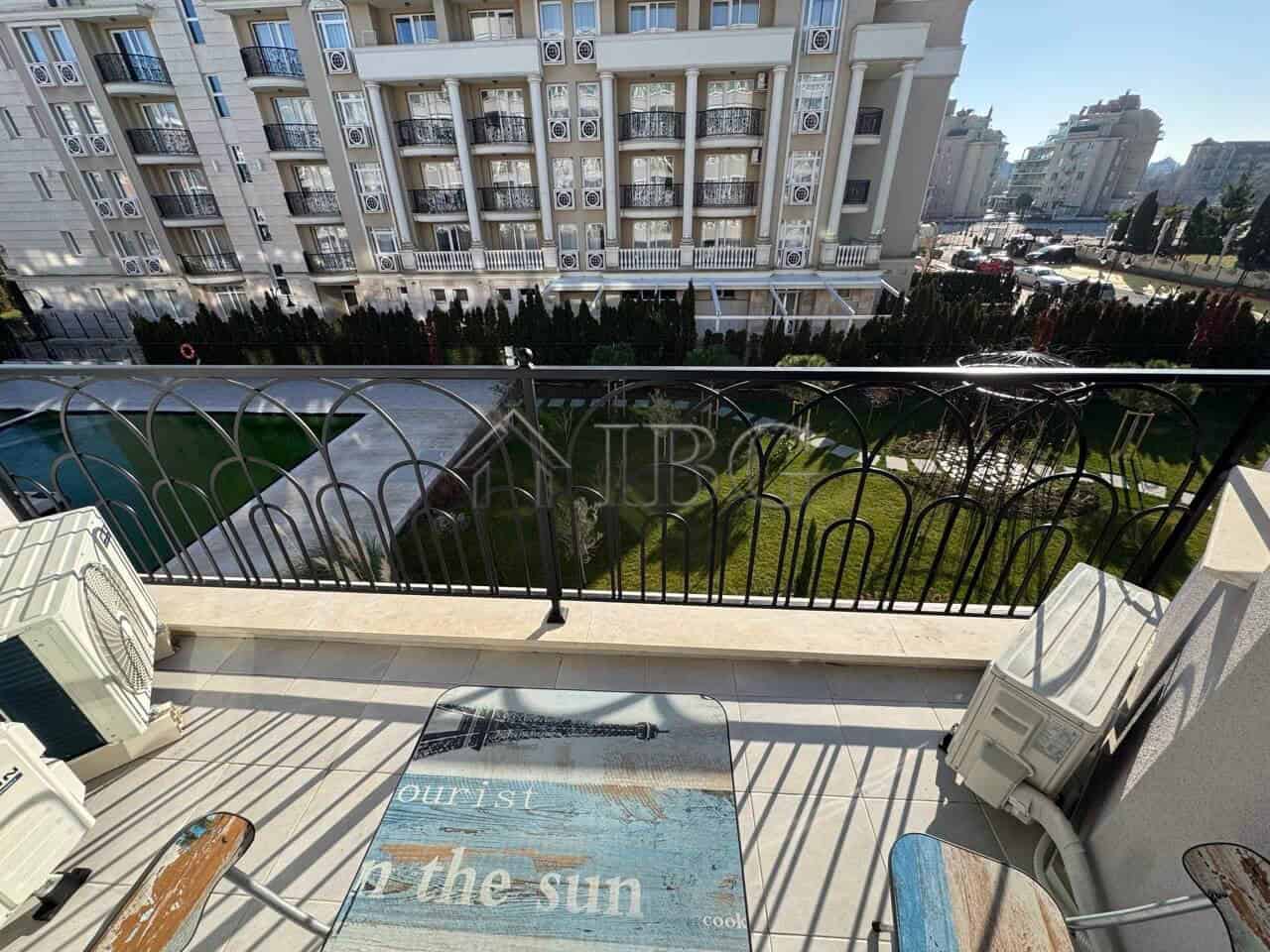 Bright apartment with balcony overlooking the complex in Sunny Beach. Perfect for relaxation and enj.